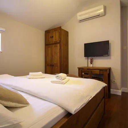 Varos Guest house